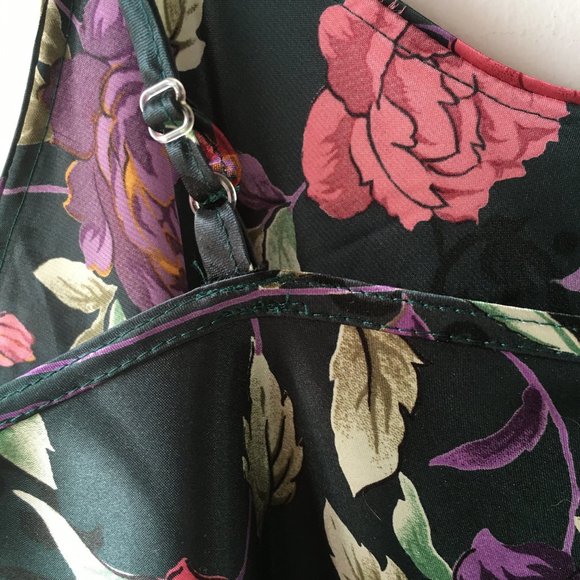 Lingerie/nighwear.  Size large.  Floral print on green background - Picture 2 of 2